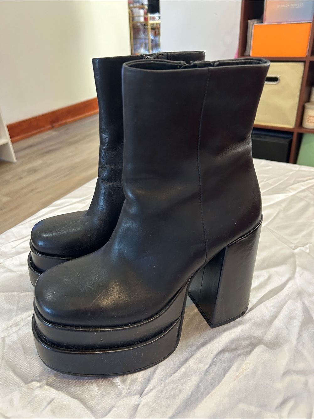 Steve Madden Black Leather Platform Ankle Boots - Picture 2 of 4